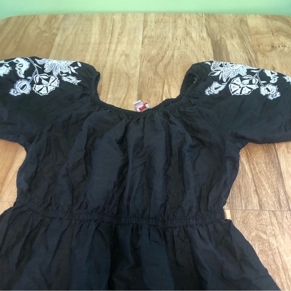 Knox Rose Black Floral Embroidered Elastic Bell Sleeve Dress 31” Long Sz Medium - Picture 3 of 10